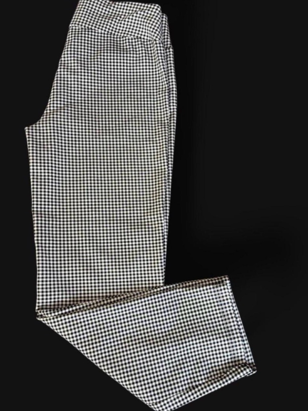Women’s stretch black and white gingham cropped pants by Hope & Harlow. Size 6.